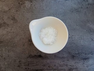 11、素菜也疯狂～醋溜白菜,接着放入一勺白糖