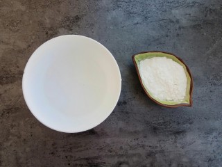 14、素菜也疯狂～醋溜白菜,半碗水加淀粉调成水淀汁，转圈倒入锅中