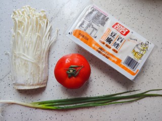 1、金针菇豆腐汤,首先我们准备好所有食材