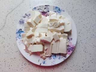 2、金针菇豆腐汤,取出豆腐,切成小块,静置,备用
