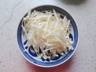 3、金针菇豆腐汤,金针菇剪去尾部,洗净之后对半切开,备用