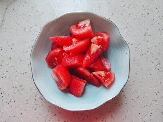 4、金针菇豆腐汤,西红柿去皮洗净之后切成小块,备用