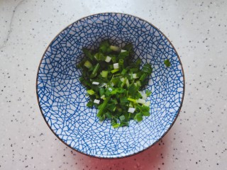 5、金针菇豆腐汤,小葱洗净之后切碎,备用