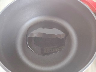 6、金针菇豆腐汤,锅内入少许食用油