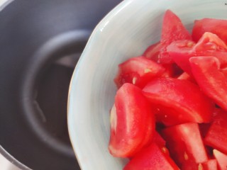 7、金针菇豆腐汤,待锅内油热,下西红柿