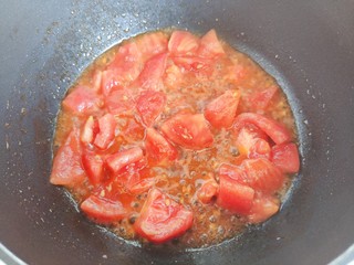8、金针菇豆腐汤,中小火煸炒至西红柿稍稍出沙