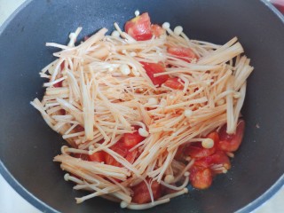 9、金针菇豆腐汤,加入金针菇,转中大火,翻炒至金针菇稍稍变软