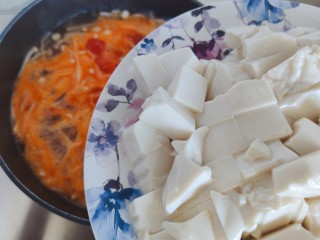 11、金针菇豆腐汤,待水开,加入豆腐(撇去静置过程中产生的水分)