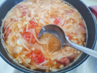 12、金针菇豆腐汤,稍稍搅拌一下