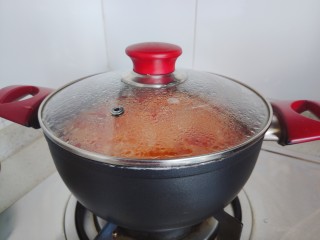 13、金针菇豆腐汤,盖上锅盖 转小火焖煮2.3分钟