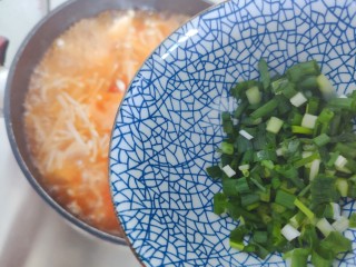 16、金针菇豆腐汤,加入小葱,搅拌均匀即可