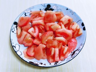 4、番茄炒蛋盖浇饭,去皮后切块。