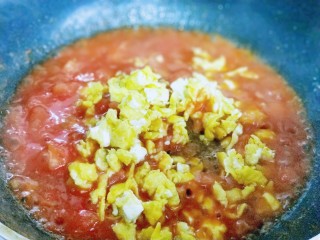 13、番茄炒蛋盖浇饭,加入提前煎好的鸡蛋，快速翻炒均匀即可出锅。