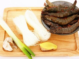 1、鲜虾粉丝煲,准备好食材。
