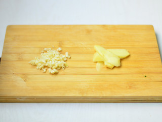 3、盐水虾,姜切片，蒜切碎