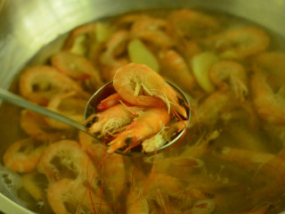 8、盐水虾,大火煮沸即可关火，将虾捞出