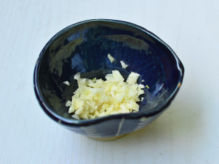 9、盐水虾,蒜蓉放入小碗中