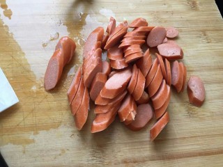 2、卷心菜香肠炒面,香肠切片，待用
