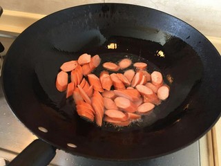 4、卷心菜香肠炒面,放入香肠小火煸炒一分钟。