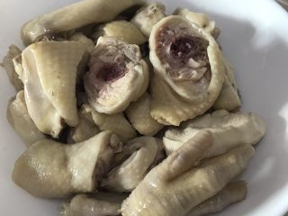 11、馋嘴川味口水鸡,鸡肉从冰水里捞出，整齐摆盘