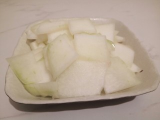 1、一碗汤+简单不失美味的冬瓜丸子汤,冬瓜，去皮，切小片