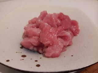 2、一碗汤+简单不失美味的冬瓜丸子汤,瘦肉200克，切细丝，