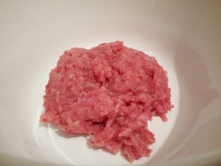 3、一碗汤+简单不失美味的冬瓜丸子汤,用刀给剁成肉末