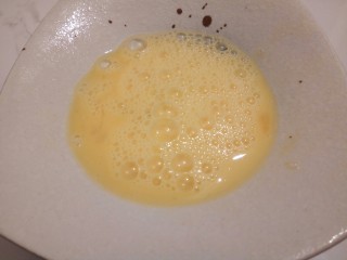 5、一碗汤+简单不失美味的冬瓜丸子汤,用筷子顺着一个方向，搅拌成鸡蛋液