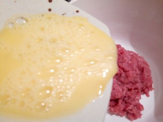 6、一碗汤+简单不失美味的冬瓜丸子汤,鸡蛋液一点点都加入到肉末中