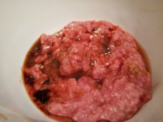 7、一碗汤+简单不失美味的冬瓜丸子汤,再加盐一勺，生抽2勺，十三香一勺搅拌均匀，再加芝麻油一勺，拌匀