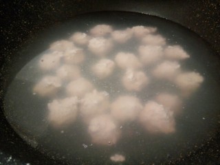 10、一碗汤+简单不失美味的冬瓜丸子汤,锅里放水，等水微开，把肉末用虎口位置，挤成丸子，此时一定要开小火，