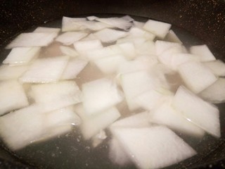 11、一碗汤+简单不失美味的冬瓜丸子汤,丸子全部挤好，开中火，放冬瓜片煮熟