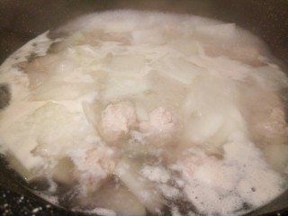 12、一碗汤+简单不失美味的冬瓜丸子汤,水开以后，开大火再煮5分钟，加点盐一勺，鸡粉调味