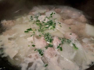 13、一碗汤+简单不失美味的冬瓜丸子汤,最后可以撒点葱花