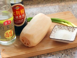1、糖醋莲藕,准备食材。