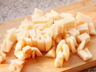 2、糖醋莲藕,莲藕去皮洗干净，切丁备用。