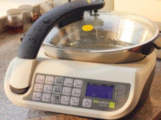 3、糖醋莲藕,汤锅里放适量的水，烧开。