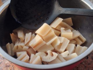 5、糖醋莲藕,捞出焯好的藕丁。