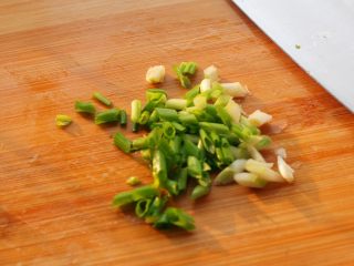 11、糖醋莲藕,切一点香葱，