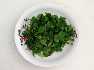 8、开胃小菜  老醋花生,把香菜切成1㎝长的小段