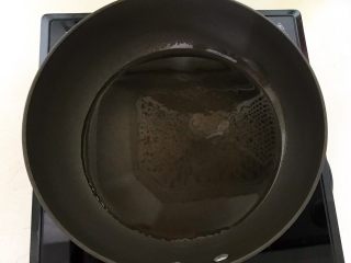 10、开胃小菜  老醋花生,锅里加入2勺大豆色拉油