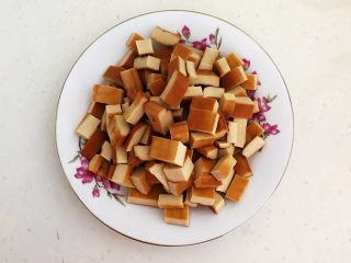 15、开胃小菜  老醋花生,把豆干切成1㎝宽，1.5㎝长的小块