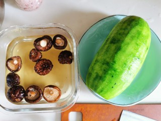 2、节瓜汤【养颜素汤】,节瓜用刀刮皮，切四段；冬菇温水泡软备好。