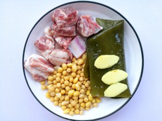 1、清甜浓郁的海带黄豆排骨汤,准备材料：黄豆、排骨、海带、盐、姜、料酒。