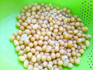 2、清甜浓郁的海带黄豆排骨汤,黄豆提前用冷水泡发。