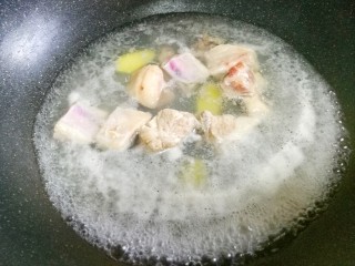 6、清甜浓郁的海带黄豆排骨汤,焯去血水，捞出净水洗净沥干备用。