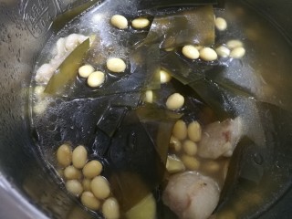 11、清甜浓郁的海带黄豆排骨汤,出锅前加一勺盐即可。