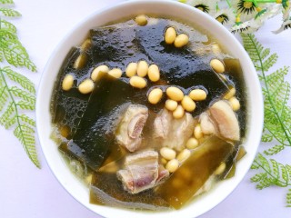 12、清甜浓郁的海带黄豆排骨汤,清甜浓郁、营养美味的海带黄豆排骨汤就炖好了。