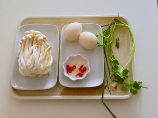 1、白玉菇鸡蛋汤,食材准备好