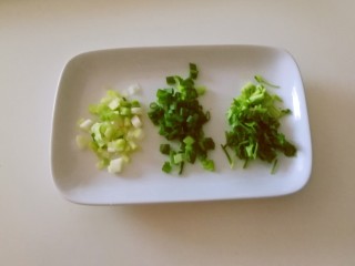 2、白玉菇鸡蛋汤,香葱切小圈  葱白 葱绿分开放香菜切小段